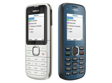 Die Einsteiger-Handys Nokia C1-01 und C1-02 werden gegen Ende des Jahres für 45 und 40 Euro in Deutschland erhältlich sein. Die Einsteiger-Handys Nokia C1-01 und C1-02 werden gegen Ende des Jahres für 45 und 40 Euro in Deutschland erhältlich sein.
