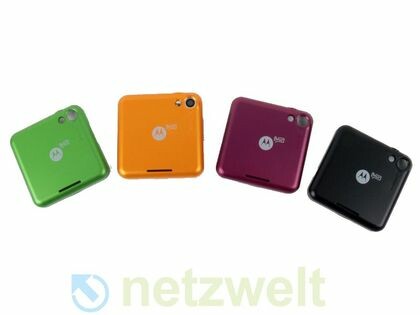 Großzügig Hersteller Motorola liefert das Flipout mit vier verschiedenfarbigen Hüllen aus. Großzügig Hersteller Motorola liefert das Flipout mit vier verschiedenfarbigen Hüllen aus.