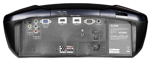 Neben zwei HDMI-Eingängen befindet sich auf der Rückseite auch eine vielseitig verwendbare VGA-Buchse. Sie kann neben PC-Signalen auch eine zweite YUV-Bildquelle verarbeiten. (Bild: netzwelt) Neben zwei HDMI-Eingängen befindet sich auf der Rückseite auch eine vielseitig verwendbare VGA-Buchse. Sie kann neben PC-Signalen auch eine zweite YUV-Bildquelle verarbeiten. (Bild: netzwelt)