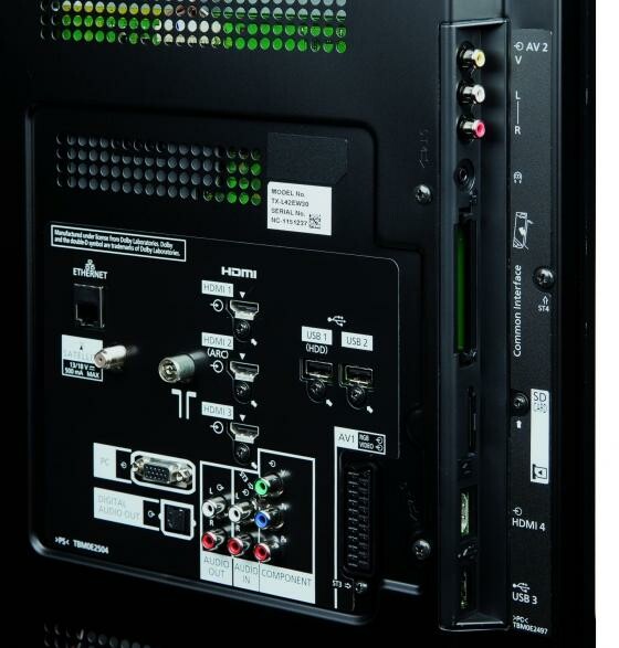 Der 42-Zöller ist mit gleich drei USB-Schnittstellen bestückt und somit bestens auf Multimedia-Zubehör vorbereitet. (Bild: netzwelt) Der 42-Zöller ist mit gleich drei USB-Schnittstellen bestückt und somit bestens auf Multimedia-Zubehör vorbereitet. (Bild: netzwelt)