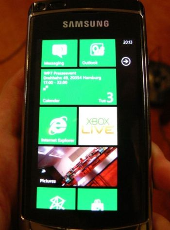 Ein Bild aus glücklicheren Tagen: Microsoft präsentierte WP7 netzwelt vor dem Marktstart auf einem Prototypen von Samsung. Nun dürften sich die Wege der beiden Unternehmen im Handy-Bereich trennen. (Bild: netzwelt) Ein Bild aus glücklicheren Tagen: Microsoft präsentierte WP7 netzwelt vor dem Marktstart auf einem Prototypen von Samsung. Nun dürften sich die Wege der beiden Unternehmen im Handy-Bereich trennen. (Bild: netzwelt)
