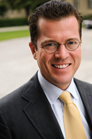 Bundesverteidigungsminister Karl Theodor zu Guttenberg (CSU) soll Teile seiner Doktorarbeit bei anderen Autoren abgeschrieben haben. (Bild: zuGuttenberg.de) Bundesverteidigungsminister Karl Theodor zu Guttenberg (CSU) soll Teile seiner Doktorarbeit bei anderen Autoren abgeschrieben haben. (Bild: zuGuttenberg.de)
