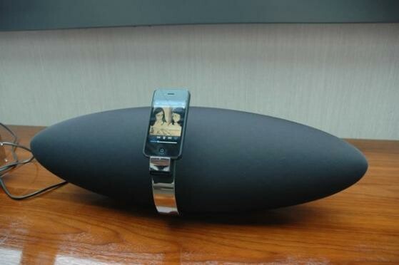 Edler Sound in Luftschiff-Form: das Zeppelin Air von Bowers & Wilkins. (Bild: netzwelt) Edler Sound in Luftschiff-Form: das Zeppelin Air von Bowers & Wilkins. (Bild: netzwelt)