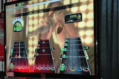 Einmal Rockstar sein: Guitar Hero macht's möglich. Doch die Musiksimulation wird eingestellt. (Bild: netzwelt) Einmal Rockstar sein: Guitar Hero macht's möglich. Doch die Musiksimulation wird eingestellt. (Bild: netzwelt)
