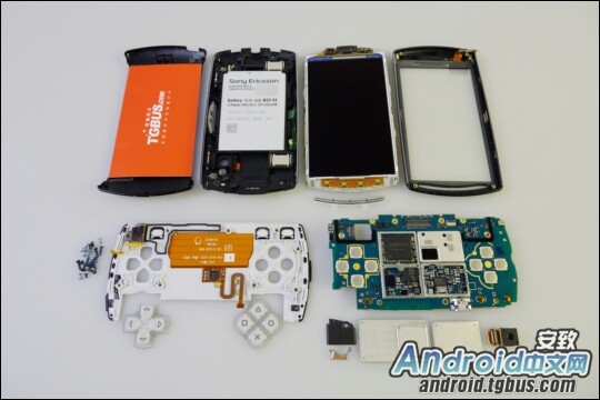 In Einzelteile zerlegt: Sony Ericsson Xperia Play. (Bild: TGbus) In Einzelteile zerlegt: Sony Ericsson Xperia Play. (Bild: TGbus)