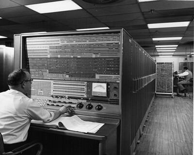 Einer der ersten Supercomputer: IBMs Stretch hatte 150.000 Transistoren und konnte 100 Milliarden Rechenoperationen pro Tag ausführen. Die Anlage wurde Ende der 50er Jahre gebaut. (Foto: IBM) Einer der ersten Supercomputer: IBMs Stretch hatte 150.000 Transistoren und konnte 100 Milliarden Rechenoperationen pro Tag ausführen. Die Anlage wurde Ende der 50er Jahre gebaut. (Foto: IBM)