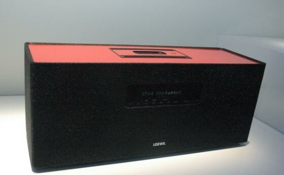 Der Fernsehhersteller Loewe verkauft mittlerweile auch Dockingstationen. Zur IFA stellte der Hersteller seine Soundbox vor. (Bild: netzwelt) Der Fernsehhersteller Loewe verkauft mittlerweile auch Dockingstationen. Zur IFA stellte der Hersteller seine Soundbox vor. (Bild: netzwelt)
