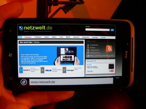 Das HTC Titan bietet ein riesiges 4,7 Zoll Display. Ideal zum Betrachten von Webseiten. (Bild: netzwelt) Das HTC Titan bietet ein riesiges 4,7 Zoll Display. Ideal zum Betrachten von Webseiten. (Bild: netzwelt)