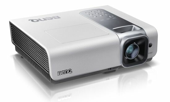 Ideal fürs Wohnzimmer geeignet: der kompakte Benq W1000+. Fingerabdrücke haben auf seiner strukturierten Oberfläche keine Chance. (Bild: netzwelt) Ideal fürs Wohnzimmer geeignet: der kompakte Benq W1000+. Fingerabdrücke haben auf seiner strukturierten Oberfläche keine Chance. (Bild: netzwelt)