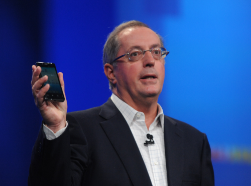Intel inside: Intel-Chef Paul Otellini zeigt ein Android-Smartphone auf Intel-Basis. (Bild: Intel) Intel inside: Intel-Chef Paul Otellini zeigt ein Android-Smartphone auf Intel-Basis. (Bild: Intel)