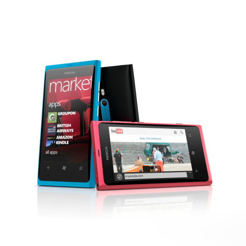 Optisch gibt es kaum einen Unterschied. Preislich und technisch schon: Lohnt sich der Kauf eines Windows Phone 7.5-Modells wie dem Nokia Lumia 800 noch? (Bild: Nokia) Optisch gibt es kaum einen Unterschied. Preislich und technisch schon: Lohnt sich der Kauf eines Windows Phone 7.5-Modells wie dem Nokia Lumia 800 noch? (Bild: Nokia)