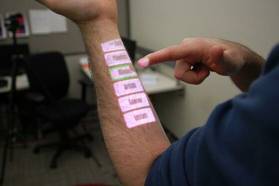 OmniTouch kann auch den eigenen Arm zu einer Oberfläche werden lassen. (Bild: Chris Harrison) OmniTouch kann auch den eigenen Arm zu einer Oberfläche werden lassen. (Bild: Chris Harrison)