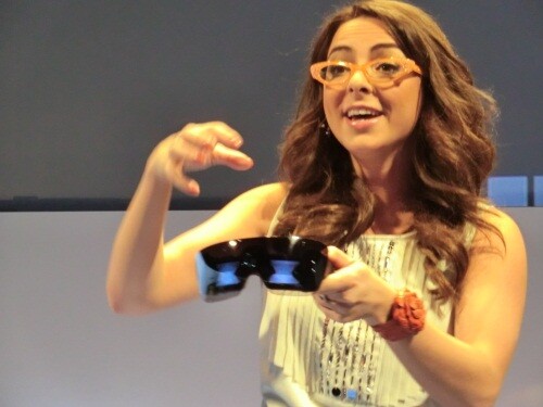 Polaroid-Sprecherin Katie Linendoll präsentierte die Lady Gaga Kamerabrille auf der CES in Las Vegas. (Bild: netzwelt) Polaroid-Sprecherin Katie Linendoll präsentierte die Lady Gaga Kamerabrille auf der CES in Las Vegas. (Bild: netzwelt)