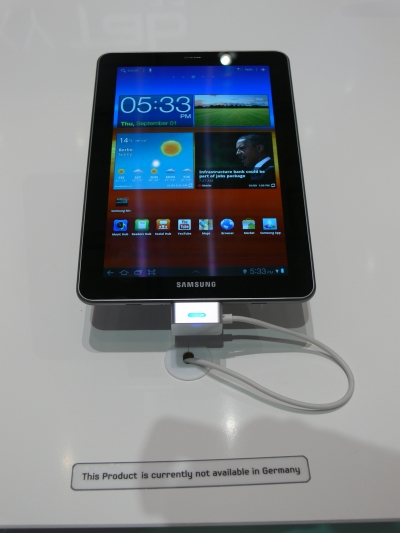 Das Samsung Galaxy Tab 7.7 (Bild) durfte auf der IFA nicht gezeigt werden. Der "große Bruder" Galaxy Tab 10.1 darf nun nach einem Urteil des Landgerichts Düsseldorf nicht mehr in Deutschland verkauft werden. (Bild: netzwelt) Das Samsung Galaxy Tab 7.7 (Bild) durfte auf der IFA nicht gezeigt werden. Der "große Bruder" Galaxy Tab 10.1 darf nun nach einem Urteil des Landgerichts Düsseldorf nicht mehr in Deutschland verkauft werden. (Bild: netzwelt)
