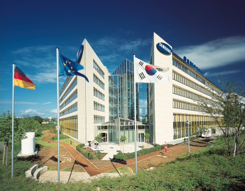 Samsung will in Südkorea nicht gegen Apple klagen. In Deutschland gehen die Rechtsstreitigkeiten aber weiter. Im Bild: Die deutsche Samsung-Niederlassung in Schwalbach. (Bild: Samsung) Samsung will in Südkorea nicht gegen Apple klagen. In Deutschland gehen die Rechtsstreitigkeiten aber weiter. Im Bild: Die deutsche Samsung-Niederlassung in Schwalbach. (Bild: Samsung)