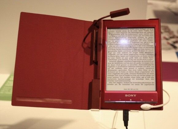 Sony bietet auch passendes Zubehör für den neuen E-Book-Reader an. (Bild: netzwelt) Sony bietet auch passendes Zubehör für den neuen E-Book-Reader an. (Bild: netzwelt)