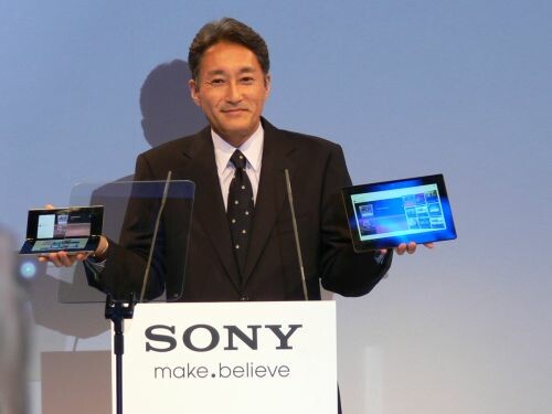 Sonys mächtiger Manager Kazuo Hirai mit den beiden Tablets des Unternehmens. (Bild: netzwelt) Sonys mächtiger Manager Kazuo Hirai mit den beiden Tablets des Unternehmens. (Bild: netzwelt)