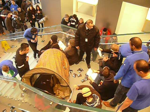 Aktivisten der Occupy-Bewegung haben den Hamburger Apple Store am Jungfernstieg am Wochenende vorübergehend besetzt. Ähnliche Bilder könnten sich nun weltweit abspielen. (Bild: Occupy Hamburg) Aktivisten der Occupy-Bewegung haben den Hamburger Apple Store am Jungfernstieg am Wochenende vorübergehend besetzt. Ähnliche Bilder könnten sich nun weltweit abspielen. (Bild: Occupy Hamburg)