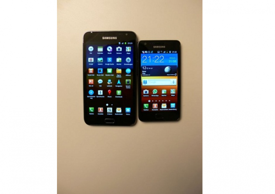 Das aktuelle Galaxy Note besitzt ein 5,3-Zoll-Display (hier links neben dem Galaxy S2). (Bild: netzwelt) Das aktuelle Galaxy Note besitzt ein 5,3-Zoll-Display (hier links neben dem Galaxy S2). (Bild: netzwelt)