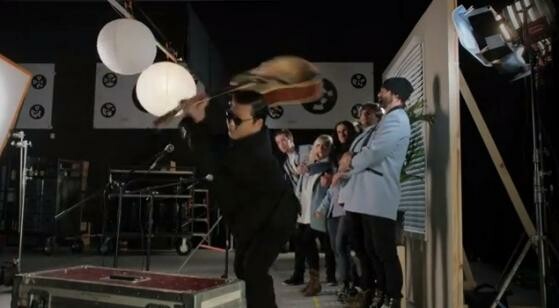 Unter anderem hat auch Psy einen Gastauftritt in dem Remix. (Bild: Screenshot YouTube) Unter anderem hat auch Psy einen Gastauftritt in dem Remix. (Bild: Screenshot YouTube)
