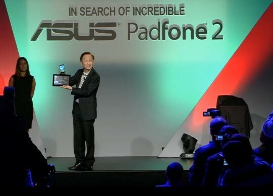 Asus Chairman Johnny Shih stellte das Padfone 2 in Mailand vor. (Bild: Screenshot: Asus.com) Asus Chairman Johnny Shih stellte das Padfone 2 in Mailand vor. (Bild: Screenshot: Asus.com)