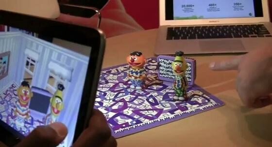 Augmented Reality in der Sesamstraße: Ernie und Bert erwachen auf dem iPad zum Leben. (Bild: Screenshot, via YouTube) Augmented Reality in der Sesamstraße: Ernie und Bert erwachen auf dem iPad zum Leben. (Bild: Screenshot, via YouTube)
