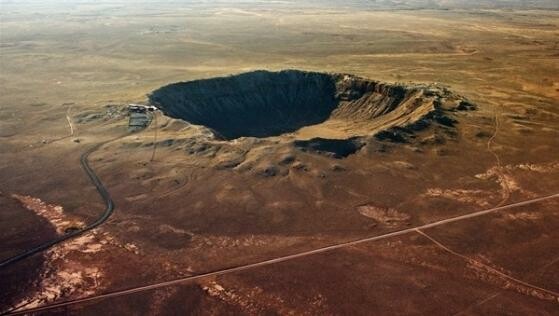 Der Barringer-Krater ist durch den Einschlag eines 50 Meter großen Asteroiden entstanden. (Bild: DLR) Der Barringer-Krater ist durch den Einschlag eines 50 Meter großen Asteroiden entstanden. (Bild: DLR)