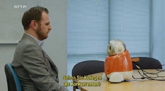 Ein Bewerbungsgespräch mit einem Roboter, der merkt, ob der Bewerber lügt. Auch diese Technik ist schon Realität. (Bild: Screenshot Welt ohne Menschen/Arte.tv) Ein Bewerbungsgespräch mit einem Roboter, der merkt, ob der Bewerber lügt. Auch diese Technik ist schon Realität. (Bild: Screenshot Welt ohne Menschen/Arte.tv)