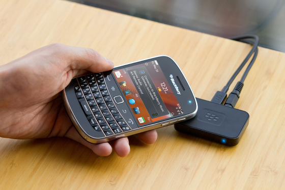 Der BlackBerry Music Gateway ermöglicht das drahtlose Übertragen von Musik vom BlackBerry auf die Stereo-Anlage. (Bild: RIM) Der BlackBerry Music Gateway ermöglicht das drahtlose Übertragen von Musik vom BlackBerry auf die Stereo-Anlage. (Bild: RIM)