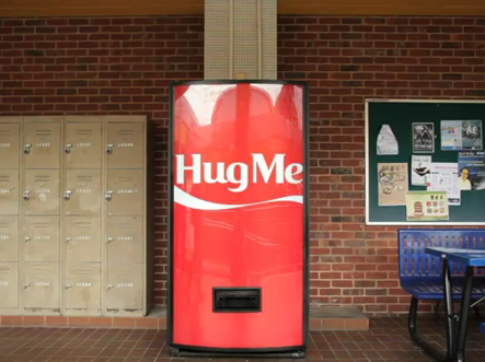 Dieser Cola-Automat hat ein Bedürfnis nach Liebe. (Bild: Screenshot Youtube.com/261171) Dieser Cola-Automat hat ein Bedürfnis nach Liebe. (Bild: Screenshot Youtube.com/261171)