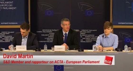 David Martin, ACTA-Berichterstatter im EU-Ausschuss für Internationalen Handel, sprach sich gegen ACTA aus. (Bild: Screenshot, YouTube/SocsandDems) David Martin, ACTA-Berichterstatter im EU-Ausschuss für Internationalen Handel, sprach sich gegen ACTA aus. (Bild: Screenshot, YouTube/SocsandDems)