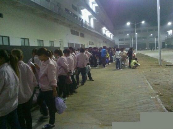 Seit des Marktstarts des iPhone 5 mehrt sich erneut die Kritik an Foxconn. Erst kürzlich streikten tausende Arbeiter. (Bild: Ye Fudao/China Labor Watch) Seit des Marktstarts des iPhone 5 mehrt sich erneut die Kritik an Foxconn. Erst kürzlich streikten tausende Arbeiter. (Bild: Ye Fudao/China Labor Watch)