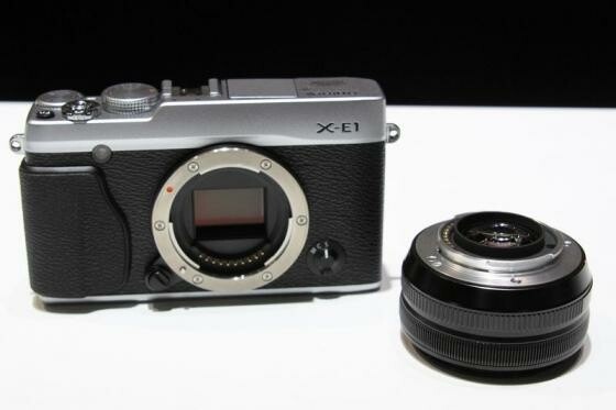 Die Fujifilm E-X1 mit abgenommenen Objektiv (Bild: netzwelt). Die Fujifilm E-X1 mit abgenommenen Objektiv (Bild: netzwelt).