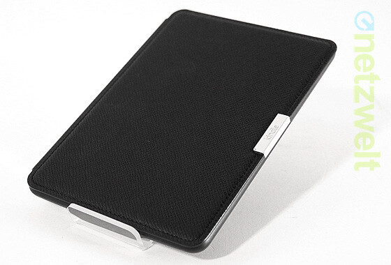 Gegen Aufpreis bietet amazon auch verschiedenfarbige Hüllen für den Paperwhite an. Praktisch: Ähnlich dem Apple Smart Cover schaltet die Hülle beim Schließen automatisch den Reader in den Ruhemodus. (Bild: netzwelt) Gegen Aufpreis bietet amazon auch verschiedenfarbige Hüllen für den Paperwhite an. Praktisch: Ähnlich dem Apple Smart Cover schaltet die Hülle beim Schließen automatisch den Reader in den Ruhemodus. (Bild: netzwelt)