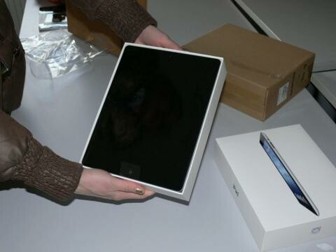 Glück gehabt: Eine US-Kundin bestellte und bezahlte ein iPad, bekam aber kostenlos noch vier weiterer von Best Buy zugeschickt. (Bild: netzwelt) Glück gehabt: Eine US-Kundin bestellte und bezahlte ein iPad, bekam aber kostenlos noch vier weiterer von Best Buy zugeschickt. (Bild: netzwelt)