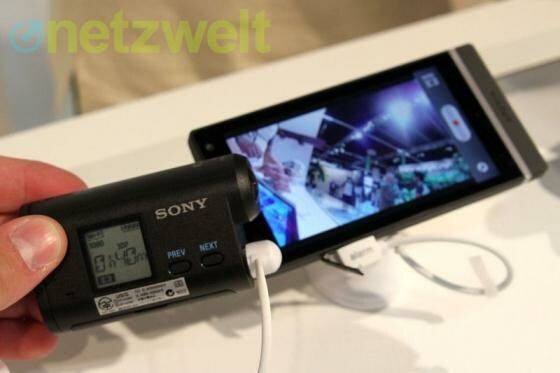 Der HDR-AS15 von Sony überträgt das Bild per WLAN direkt auf Smartphones. (Bild: netzwelt) Der HDR-AS15 von Sony überträgt das Bild per WLAN direkt auf Smartphones. (Bild: netzwelt)