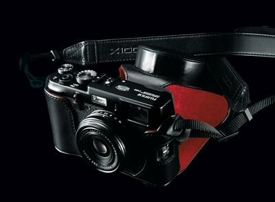 Hochwertige Kameras wie die Fujifilm X100 ahmen das Design klassischer Sucherkameras wie das der Leica nach. (Foto: Fujifilm) Hochwertige Kameras wie die Fujifilm X100 ahmen das Design klassischer Sucherkameras wie das der Leica nach. (Foto: Fujifilm)