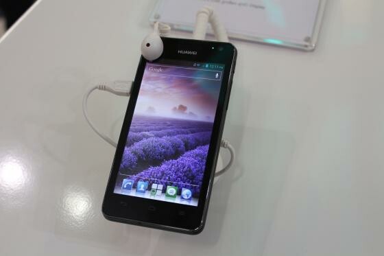 Das Huawei Ascend G600 ist ab sofort im Handel erhältlich. (Bild: netzwelt) Das Huawei Ascend G600 ist ab sofort im Handel erhältlich. (Bild: netzwelt)