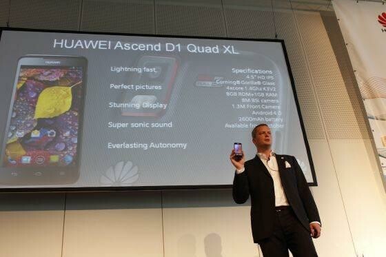 Huawei-Manager Lars Christian Weisswanger stellt das neue Smartphone-Flaggschiff des Hersteller Ascend D1 Quad XL vor. (Bild: netzwelt) Huawei-Manager Lars Christian Weisswange stellt das neue Smartphone-Flaggschiff des Hersteller Ascend D1 Quad XL vor. (Bild: netzwelt)