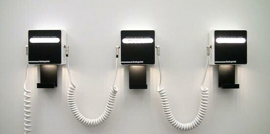 Instaprint-Drucker lassen sich an der Wand befestigen. (Bild: Instaprint bei Kickstarter) Instaprint-Drucker lassen sich an der Wand befestigen. (Bild: Instaprint bei Kickstarter)
