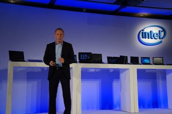 Intel auf der IFA 2012: Im Hintergrund aktuelle Ultrabook- und Hybrid-Modelle. Im Vordergrund: Hans Jürgen Werner von Intel. (Bild: netzwelt) Intel auf der IFA 2012: Im Hintergrund aktuelle Ultrabook- und Hybrid-Modelle. Im Vordergrund: Hans Jürgen Werner von Intel. (Bild: netzwelt)
