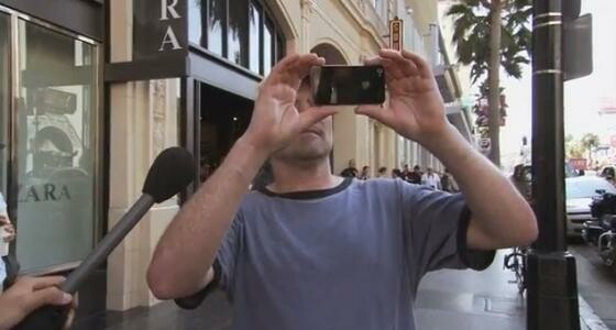 In der Jimmy Kimmel-Show wurde Passanten das iPhone 4S als iPhone 5 verkauft. (Bild: Screenshot YouTube/Jimmy Kimmel Live) In der Jimmy Kimmel-Show wurde Passanten das iPhone 4S als iPhone 5 verkauft. (Bild: Screenshot YouTube/Jimmy Kimmel Live)