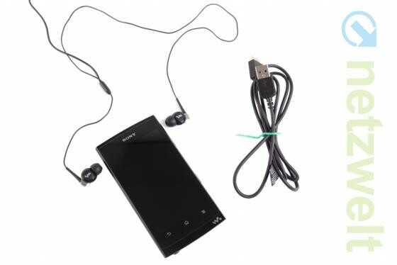 Kaum Zubehör: Leider spendiert Sony seinem ersten Android-Walkman lediglich mittelprächtige Kopfhörer und ein USB-Kabel. (Bild: netzwelt) Kaum Zubehör: Leider spendiert Sony seinem ersten Android-Walkman lediglich mittelprächtige Kopfhörer und ein USB-Kabel. (Bild: netzwelt)