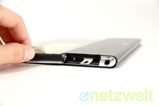 Der hinter einer Klappe versteckte Kartenleser schluckt normal große SD-Karten. (Bild: netzwelt) Der hinter einer Klappe versteckte Kartenleser schluckt normal große SD-Karten. (Bild: netzwelt)