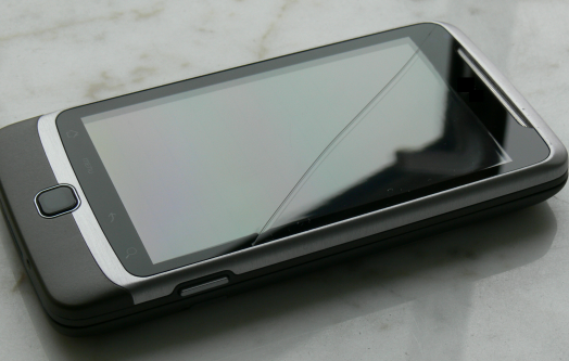 Eine kleine Unachtsamkeit reicht zumeist aus und moderne Smartphones nehmen Schaden. Netzwelt stellt vier Modelle vor, die mehr Aushalten als ein durchschnittliches Smartphone. (Bild: netzwelt) Eine kleine Unachtsamkeit reicht zumeist aus und moderne Smartphones nehmen Schaden. Netzwelt stellt vier Modelle vor, die mehr Aushalten als ein durchschnittliches Smartphone. (Bild: netzwelt)