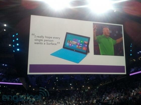 Kostenlose Surface-Tablets für alle: Steve Ballmer dürfte sich mit dieser Aktion auf der alljährlichen Mitarbeiterversammlung viele Freunde gemacht haben. (Bild: engadget.com) Kostenlose Surface-Tablets für alle: Steve Ballmer dürfte sich mit dieser Aktion auf der alljährlichen Mitarbeiterversammlung viele Freunde gemacht haben. (Bild: engadget.com)