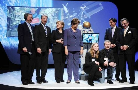 Beim Leistungsschutzrecht uneins, bei der CeBIT vereint: Eric Schmidt von Google (ganz links) und Bundeskanzlerin Angela Merkel (dritte von links) bei der Eröffnung der Computermesse am Montagabend. (Bild: Deutsche Messe Hannover) Beim Leistungsschutzrecht uneins, bei der CeBIT vereint: Eric Schmidt von Google (ganz links) und Bundeskanzlerin Angela Merkel (dritte von links) bei der Eröffnung der Computermesse am Montagabend. (Bild: Deutsche Messe Hannover)