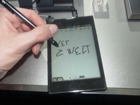 LG bringt mit dem Optimus Vu einen Konkurrenten für das Samsung Galaxy Note 2 auf den Markt. (Bild: netzwelt) LG bringt mit dem Optimus Vu einen Konkurrenten für das Samsung Galaxy Note 2 auf den Markt. (Bild: netzwelt)