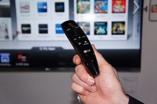 LG Magic Remote: Fernseher per Sprache und Bewegung steuern (Bild: netzwelt) LG Magic Remote: Fernseher per Sprache und Bewegung steuern (Bild: netzwelt)