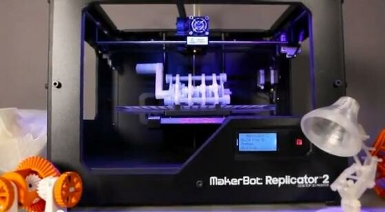 Der MakerBot Replicator 2 passt auf jeden Schreibtisch. (Bild: Screenshot YouTube/makerbot) Der MakerBot Replicator 2 passt auf jeden Schreibtisch. (Bild: Screenshot YouTube/makerbot)